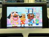停車中に映像やテレビを楽しめる画面を備え、休憩時間の過ごし方にも幅が広がります。表示が見やすく、車内でくつろぐひとときに便利な装備です。