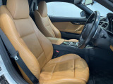 スポーツシートになっておりますので、ドライバーの身体をホールドし、安定したドライビング姿勢をサポート致します。日常的な運転でも、長時間にわたる運転でも快適な姿勢を保つための設計になっております。