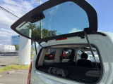 狭い駐車場でも開閉可能なガラスハッチ!