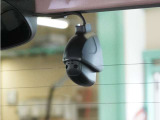 ◆リアドライブレコーダー◆後方にも記録の範囲を拡大。追突事故発生時の瞬間をしっかりと記録します。装備があるだけであおり運転などの抑止力としても効果を発揮!