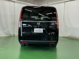 汚れが付着しやすいリヤガラスにはリヤワイパーが付いています。フロントのワイパーがONの時はシフトレバーをリバースに入れるとリヤワイパーがリンクして作動、クリヤーな視界が保てます