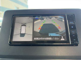 【全方位カメラ】自車を真上から見下ろす視点をモニターに映す機能。駐車や離合時の死角を無くして安全を支えます。トヨタ名のパノラミックビュー等、現代の商談では外せない必須の安全装備です。