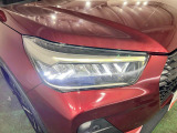 白く明るい光で夜間走行をサポートするLEDヘッドランプを搭載