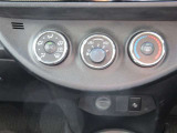 マニュアルエアコンで快適運転。