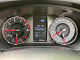 視認性の高いメーターで、スピードやエンジン回転数を一目で確認できます。運転に必要な情報を的確に捉え、快適なドライブをサポートします。走行距離も確認できます。