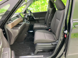 前席は視界が広く、運転席と助手席の足元にもゆとりを感じられます。落ち着いた色合いのシートとまとまりのある室内で、乗り込んだ際にも開放感があり、日常使いに親しみやすい空間です。