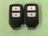 スマートキーを装備しています。鍵を差し込むことなくドアロックの開け閉めと、スタートボタン操作でのエンジンスタートができます。スペアキーも同じものを用意しております。