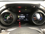 とっても見やすいメーターです。夜間時はラグジュアリーな気分にさせてくれる照明が魅力ですので、夜のドライブも楽しみになりますよ♪