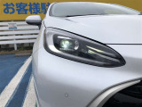 【LEDヘッドライト】 悪天候や夜間走行時も良好な視界を確保し、安心して運転できるLEDヘッドライトを装備!点灯速度が速く、消費電力も抑えられます。