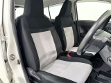 高いホールド性で運転姿勢が安定します。長距離ドライブでも疲れにくいのが魅力です。快適なドライビングライフをお送りください♪
