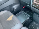 助手席シートの下に、便利な前後スライド式のアンダーボックスを装備。運転用の替え靴や、車内に常備したいこども用品、着がえた服などを収納できます