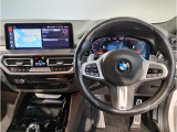【ハンドル】ドライバーとBMW車の一体感がダイレクトに伝わるステアリングホイール。形状・太さへの拘りに加えて、操作性を高める為にスイッチ類も配置。クイックかつ安定のドライビングを体感下さい!