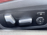 【メモリー機能付きパワーシート】運転手が代わってもボタン一つで設定ポジションに。常にご自身のドライブ設定が整います。