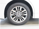 純正アルミホイール。デザインが素敵ですね。お車全体のイメージ変わりますね。ホイールの重量やタイヤの放熱性など性能面に大きく関わる部分ですよね。タイヤサイズは 225/60R18 です。
