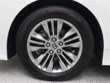 純正アルミホイールは精度が高く、走行の安定性が優れています。タイヤサイズ225/60R18