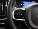 前方車を自動追従するアダプティブクルーズコントロールに加え、ステアリング操舵も行う進化型クルーズ『パイロットアシスト』を搭載。車体を車線内へと適正に維持しつつ先行車を忠実に追従します。