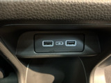 後席用に2つのUSBチャージャー付で、室内すべてが快適です。