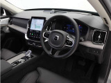 インストルメントパネルは僅かに運転席側へと傾けられているほか、余計なスイッチ類を可能な限り排し、運転に集中しやすい環境を造り出しています。