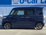 純正アルミで全体的にデザインがまとまっています。車も人も、オシャレはまずは足元からですね。