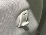助手席シートバックにはショッピングフックが付いてます。