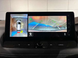 アラウンドビューモニターは真上から見下ろした様に車の周囲を表示することで、駐車時の安全性と利便性を高めます。
