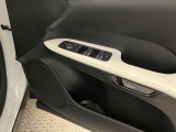 ドアの開閉はe-ラッチによりおこないます。後方より接近する車両と衝突の危険がある場合は開けずにお知らせします