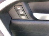 運転席に、ステアリング、シート、ドアミラーのポジションを記憶。乗るたびにその状態を再現します。