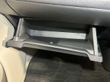【グローブボックス】容器がせり出してくるバケットタイプ!一目で中身を把握でき、取り出しやすさにも優れます!