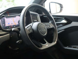 内装はシンプルに使い勝手を考え作られています。お車を運転する感覚をダイレクトに体感して頂けます。室内も広くロングドライブにも快適にお過ごしいただけます。