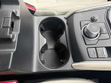 運転中に手を伸ばしやすい位置に配置されたドリンクホルダー。視線を大きく外さずに飲み物の出し入れが行えます。走行中も安定して容器を保持できるため、車内での過ごしやすさを支える実用的な仕様です。