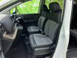 運転席と助手席が並ぶ前席は、視界が広く周囲の確認がしやすいレイアウトです。落ち着いた配色のシートと足元の空間がまとまり、乗り込んだ際にも過ごしやすさを感じられる室内です。