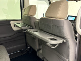 ■シートバックテーブル■運転席・助手席の後ろには収納可能なテーブルが付いています。