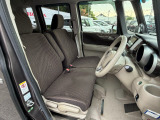 足元もゆったりで長時間の運転も疲れにくいフロントシートです。