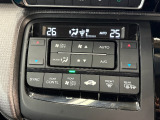 デュアルエアコンを装備!運転席と助手席でそれぞれお好みの温度に設定できるため、体感温度の違いにも対応できます。同乗者と一緒のドライブを、より快適に過ごせる嬉しい装備です。