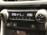 運転席、助手席別々に温度設定ができるデュアルエアコン装備です。男性が暑いと感じても、女性は寒いと感じる、そんな時の車内温度を別々に調節できるので、ストレスなくドライブをお楽しみいただけます。