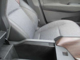 運転席収納付アームレスト