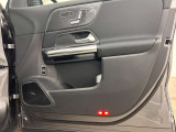 メモリー付きパワーシートが装備されている車両はシートの位置・ドアミラーの角度・ハンドルの位置を3名まで記憶出来ます。