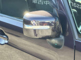 隣車線の車両を検知すると、ドアミラー鏡面にある表示灯が点灯し教えてくれます!更に車線変更しようとすると、アラートで教えてくれます。