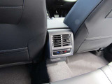 3ゾーンフルオートエアコンディショナー(運転席/助手席/後席独立調整、自動内気循環機能付)