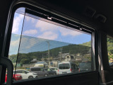 リア窓ガラスには日射しをやわらげるロールサンシェード付き☆