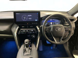 運転席周りのレイアウトをご覧ください。ナビゲーションが綺麗に装着されすっきり収まってますね!