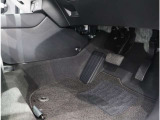 運転席フロア。体格を問わず心地よいドライビングポジションがとれるよう各ペダルが配置されています!