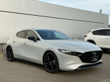 MAZDA3は、走りだけでなく静粛性や質感まで含めて、人が自然に運転へ集中できることを目指したモデルです。移動そのものを心地よくするマツダの人間中心設計が表れています。日常の移動でも役立つ装備です。