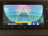 バックでの車庫入れも安心です!リアカメラが付いているバックモニター付のナビを装備しております。操作線もついており距離感も画面から確認できます。