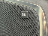 【JBLサウンドシステム】搭載!臨場感のあるクリアで迫力のサウンドを車内で楽しめます♪