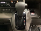 CVT車のセレクトレバーです。低速から高速まで、変速ショックのないスムーズな走りと、エンジン効率のよい領域を維持して燃費にも貢献します。サイドブレーキはスイッチ操作の電子制御パーキングブレーキです。