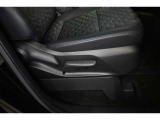 運転席シートリフター装備!シートの上下調整で運転操作の視界を確保できます。