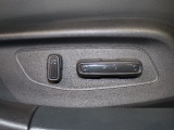 パワーシート装備車です。電動でシートが動きます、高級感がありとても便利な機能です!