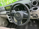 握りやすい形状のステアリングに、手元で扱えるスイッチを配置。運転姿勢を大きく変えずに各種操作へアクセスでき、日常の運転をサポートします。メーター類も正面にまとまり、視線移動を抑えやすい配置です。