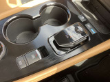 e-POWERならではのシフトレバーで、バックやドライブなどの切り替えがラクラクです!